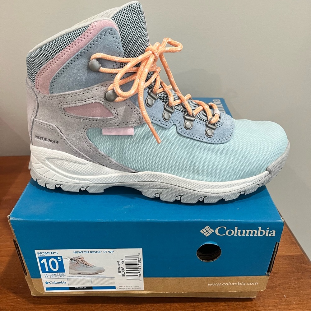 NEW women’s Columbia hiking boots